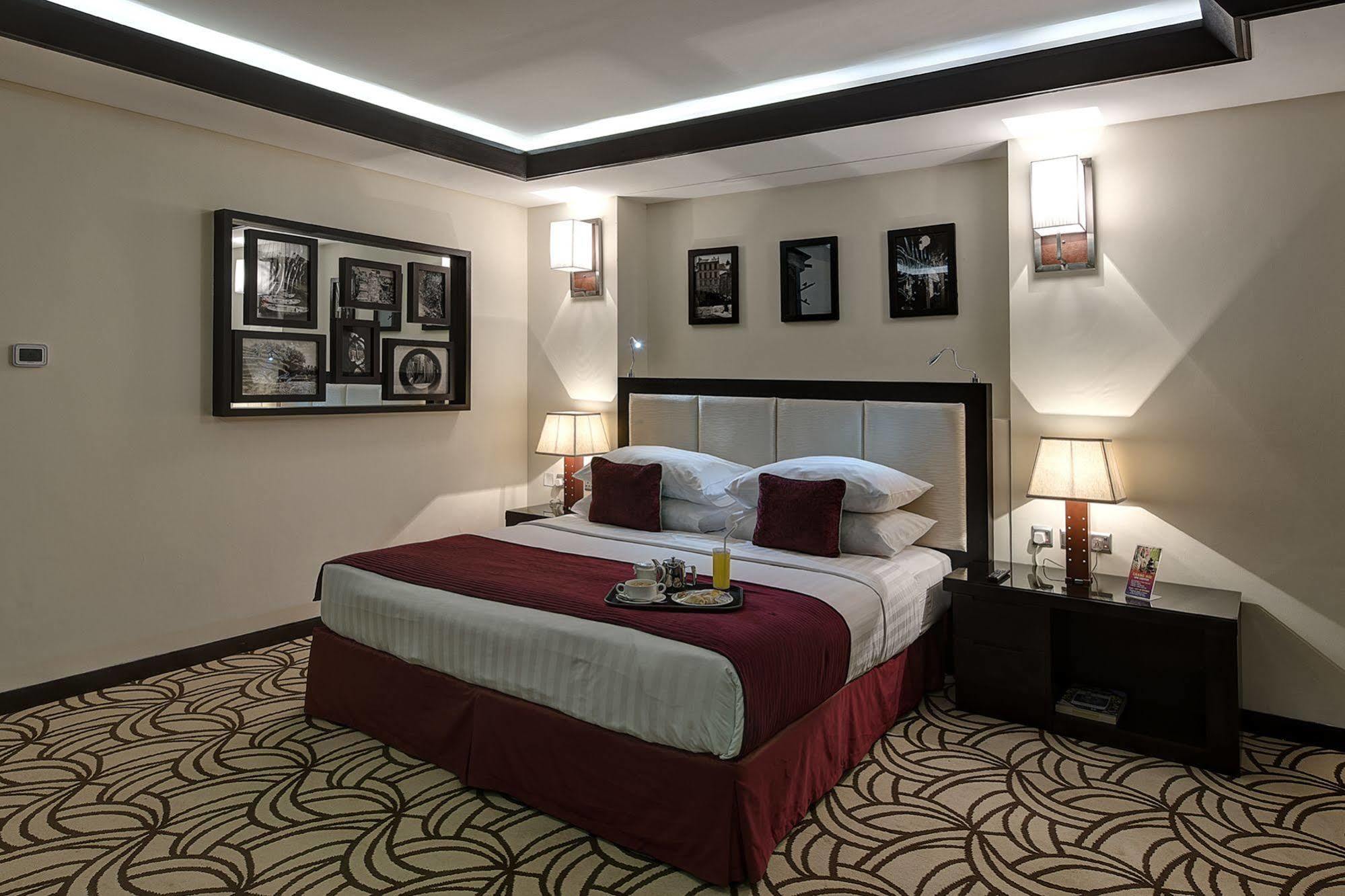 Raintree Rolla Hotel Дубай Екстериор снимка